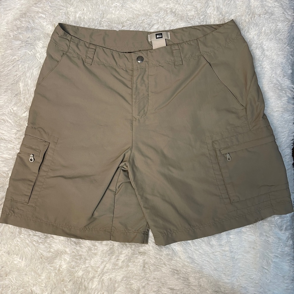 REI hiking green khaki hiking shorts. Size 8 EUC
